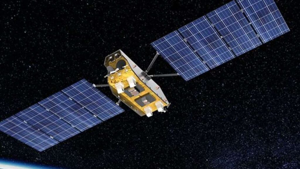 Satellite क्या है.